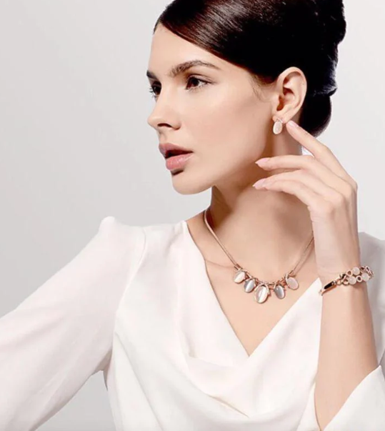 5 Gold Jewelry Pieces Perfect for Everyday Office Wear