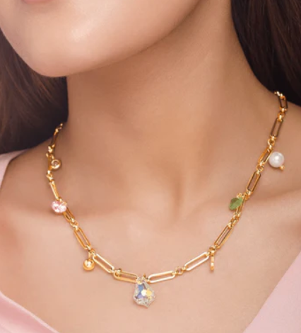 How to Style Gold Jewelry for a Corporate Party