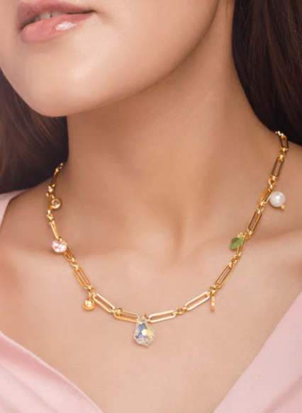 How to Style Gold Jewelry for a Corporate Party