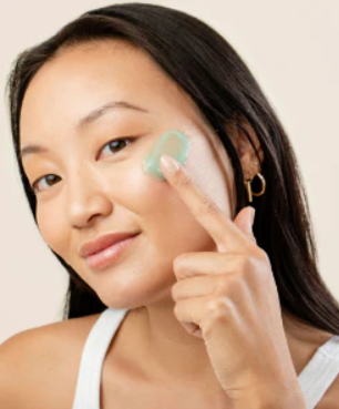 How to Choose the Right Makeup Setting Mist for Your Skin